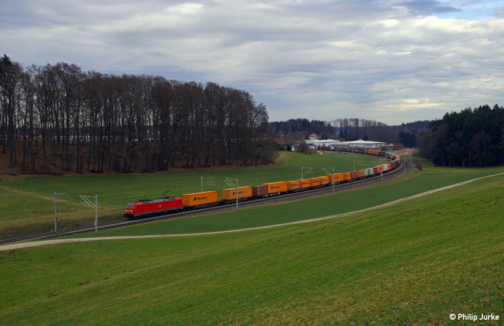 185 355-5 mit dem KT 41814 (Salzburg-Liefering - Maschen Rbf) am 11.01.2014 bei Axdorf.
