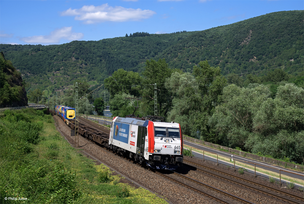 185 665-7 am 24.06.2017 mit einem KV-Zug bei Boppard.
