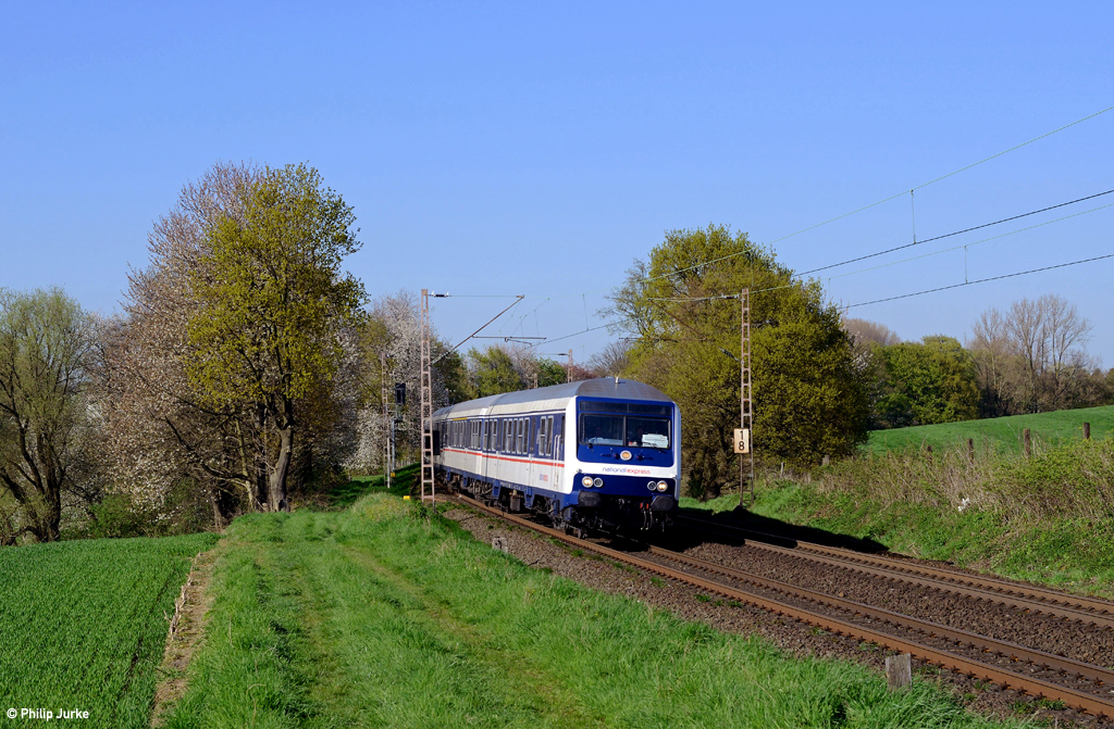 185 679-8 schiebt die RB 24611 (Wuppertal-Oberbarmen - Bonn Hbf) am 20.04.2016 durch Haan-Ellscheid.
