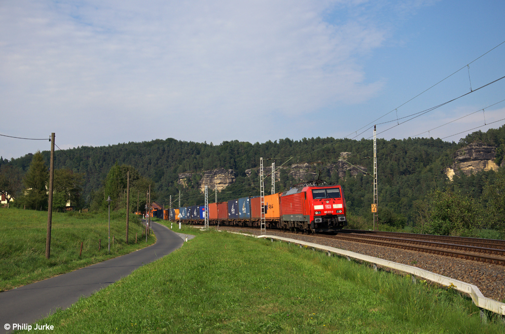 189 011-0 mit dem KT 41305 von Hamburg-Waltershof nach Praha Uhrineves am 17.08.2013 bei Kurort Rathen.
