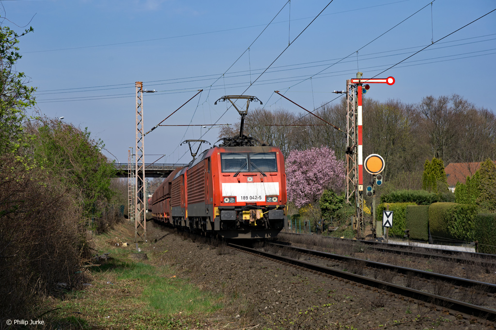 189 042-5 und 189 032-6 mit dem GM 49715 (Rotterdam Maasvlakte - Dillingen) am 26.03.2017 bei Ratingen West.
