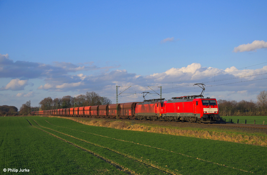 189 073-0 und 189 034-2 mit einem Erzzug am 16.02.2014 bei Bösinghoven.
