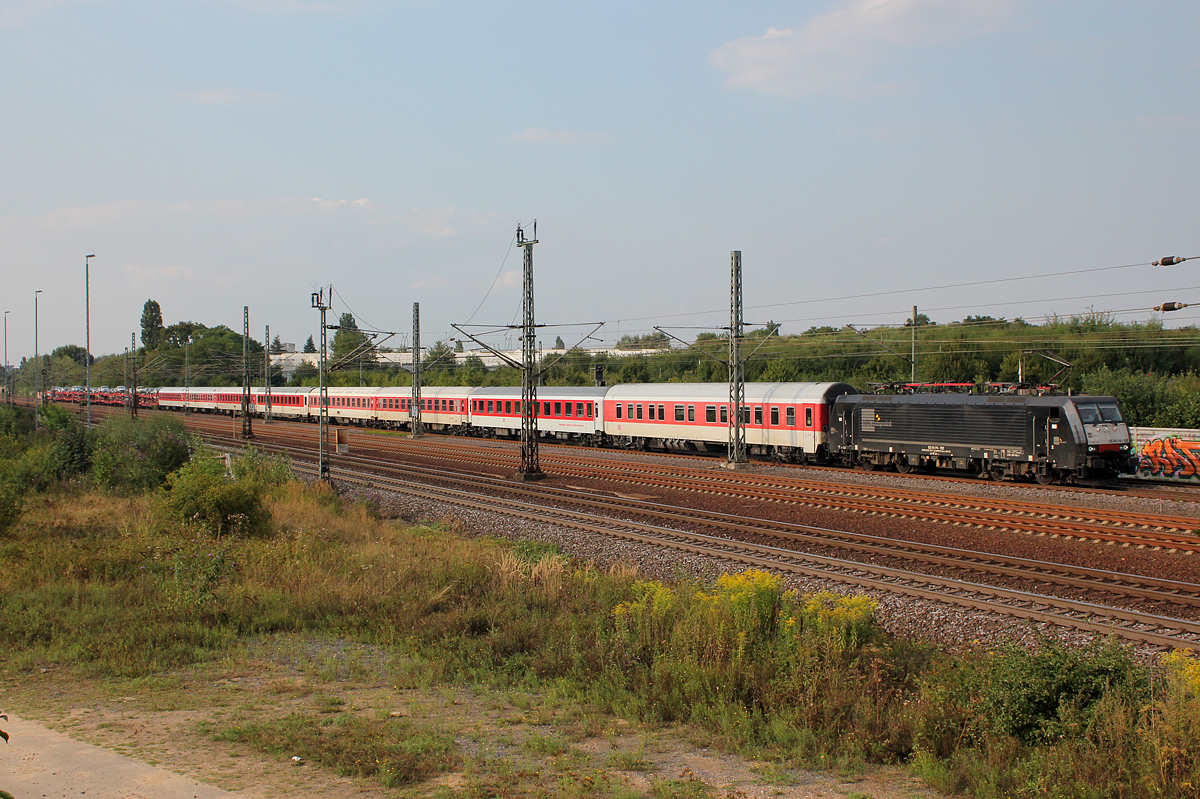 189 102 / ES 65 F4-102 mit dem AZ 13327 bei Porz(Rhein) am 28.08.2013