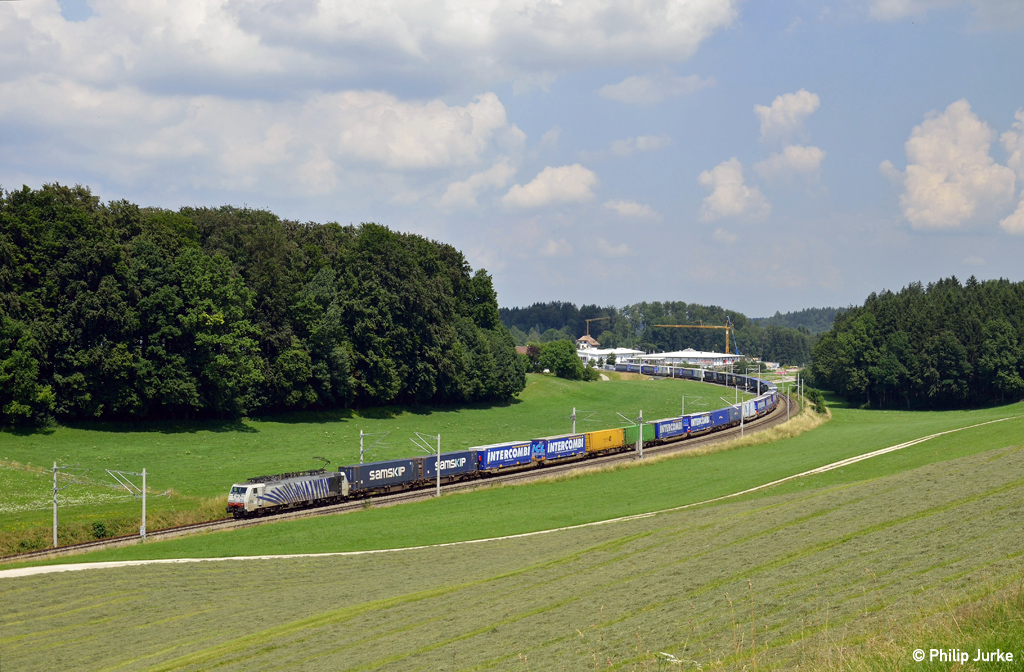 189 914-5 mit dem DGS 41850 (Trieste Campo Marzio - München Ost Rbf) am 17.07.2014 bei Axdorf.
