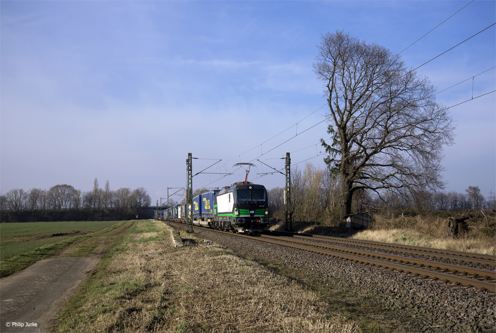 193 725-3 mit dem DGS 43943 (Wanne-Eickel Rbf - Wien Freudenau Hafen) am 18.02.2018 zwischen Sechtem und Roisdorf.
