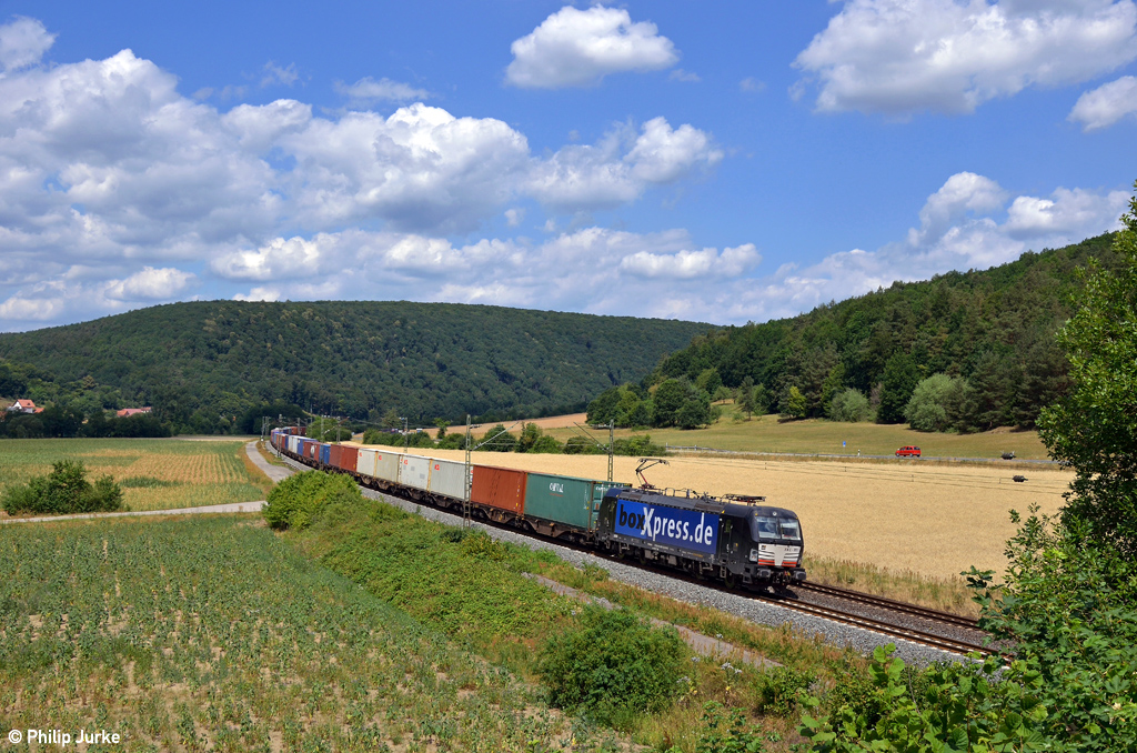193 851-3 mit einem Güterzug am 16.07.2015 an der Staustufe Harrbach.
