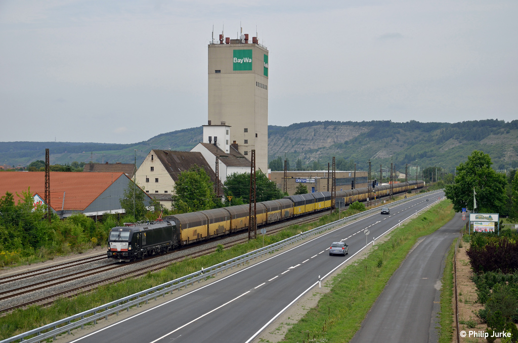 193 858-8 mit einem Autozug am 02.08.2014 bei Karlstadt(Main). 
