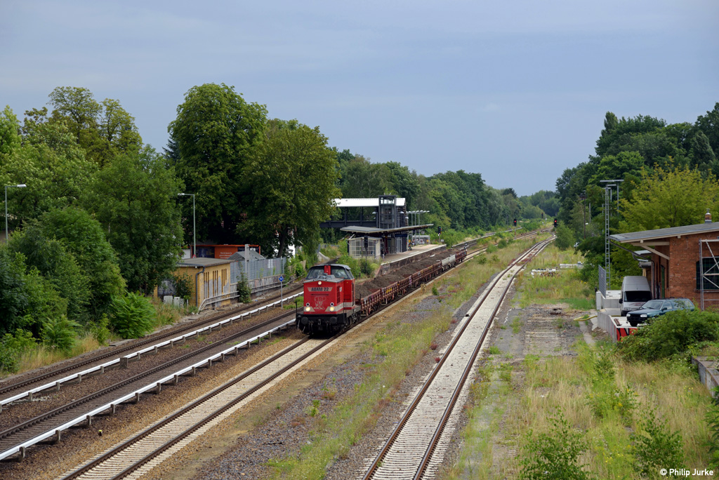 202 241-6 mit einem Bauzug am 30.07.2016 bei Kaulsdorf.
