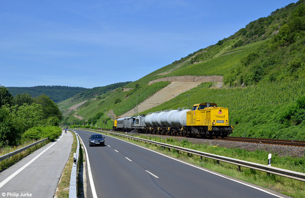 203 316-5 und 203 310-8 mit einem Blümchenspritzzug am 14.06.2015 zwischen Boppard Hbf und Spay.
