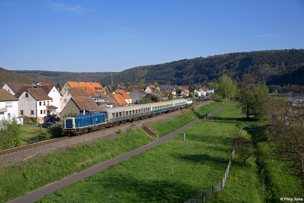 212 372-7 und 218 460-4 mit dem RE 23478 (Wertheim - Miltenberg) am 30.04.2017 zwischen Hasloch und Faulbach.
