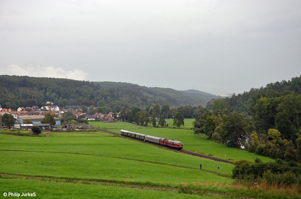 215 001-9 und 212 133-3 mit dem DPE 74598 (Korbach - Marburg(Lahn)) am 13.09.2015 bei Viermünden.

