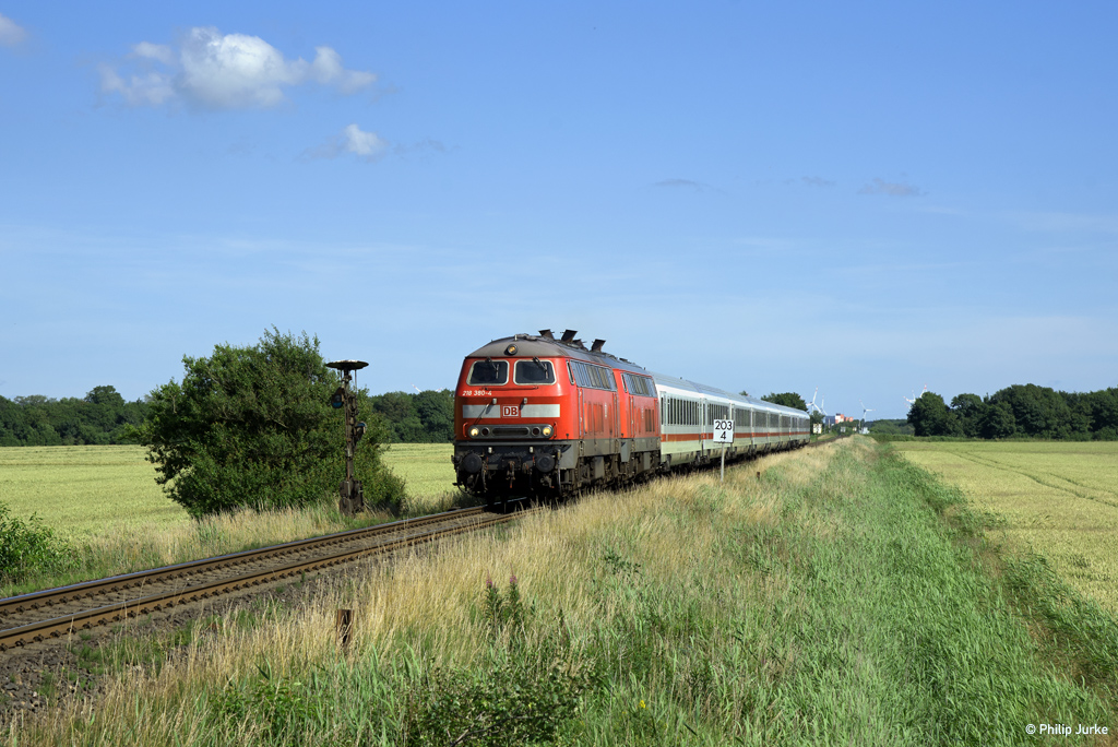 218 380-4 und 218 379-6 mit dem IC 2310 (Frankfurt(Main)Hbf - Westerland(Sylt)) am 06.07.2017 bei Lenshallig am BÜ Südergotteskoogweg.

