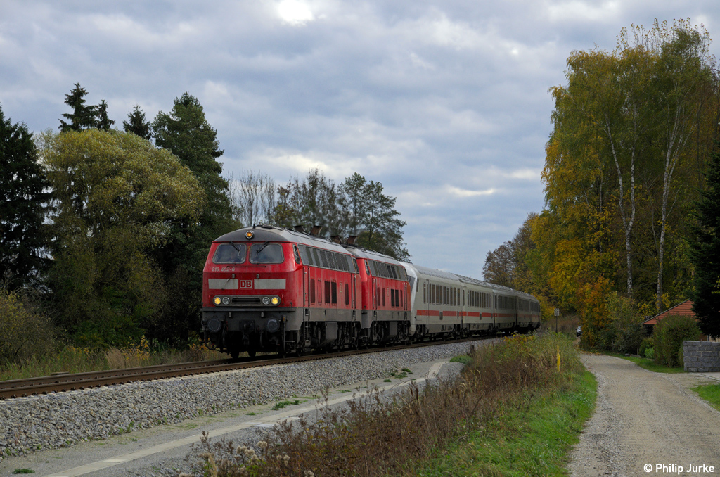 218 402-6, 218 426-5 und 101 024-8 (am Zugschluss) mit dem EC 218 von Graz nach Frankfurt am 27.10.2013 bei Weidenbach.
