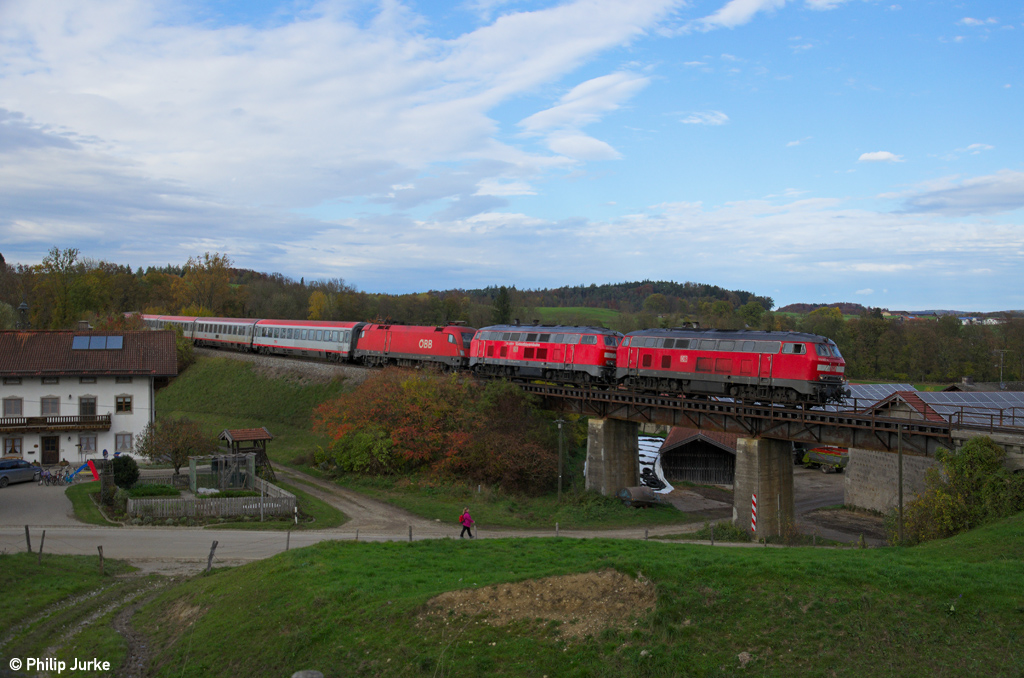 218 403-4, 218 440-6 und 1116 050-6 mit dem EC 113 von Frankfurt nach Klagenfurt am 27.10.2013 bei Salling.

