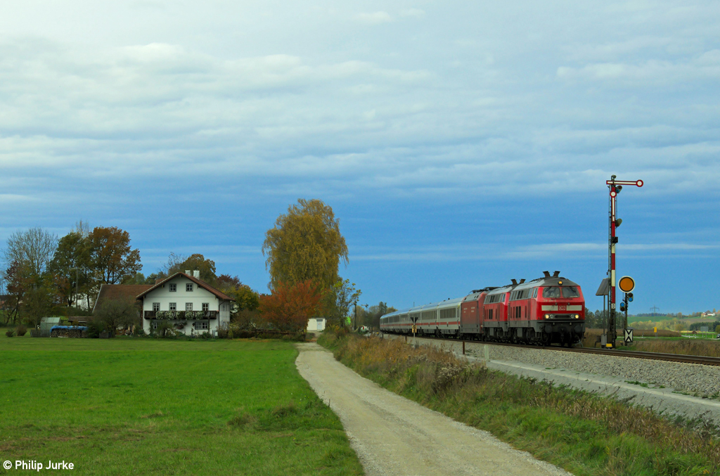 218 404-2, 218 418-2 und 101 119-6 mit dem EC 217 von Saarbrücken nach Graz am 27.10.2013 bei Weidenbach.
