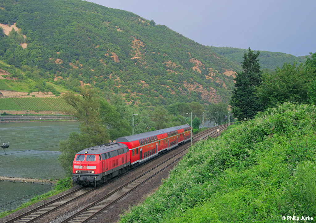 218 424-0 mit dem RE 18848 (Wissembourg - Koblenz Hbf) am 01.06.2014 bei Trechtingshausen.