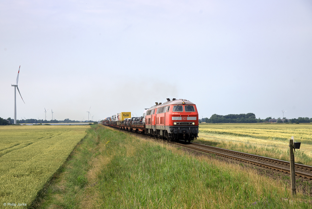 218 833-2 und 218 330-9 sowie 628 521-7  Archsum  mit dem AS-K 1435 (Westerland(Sylt) - Niebüll/Bredstedt) am 07.07.2017 in Lenshallig am BÜ Rollwagenzug.

