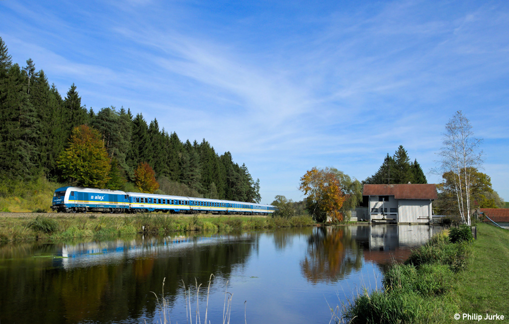 223 070-4 mit dem ALX 84148 (Mnchen Hbf - Lindau Hbf) und dem ALX 84168 (Mnchen Hbf - Oberstdorf) am 19.10.2013 bei Ruderatshofen.
