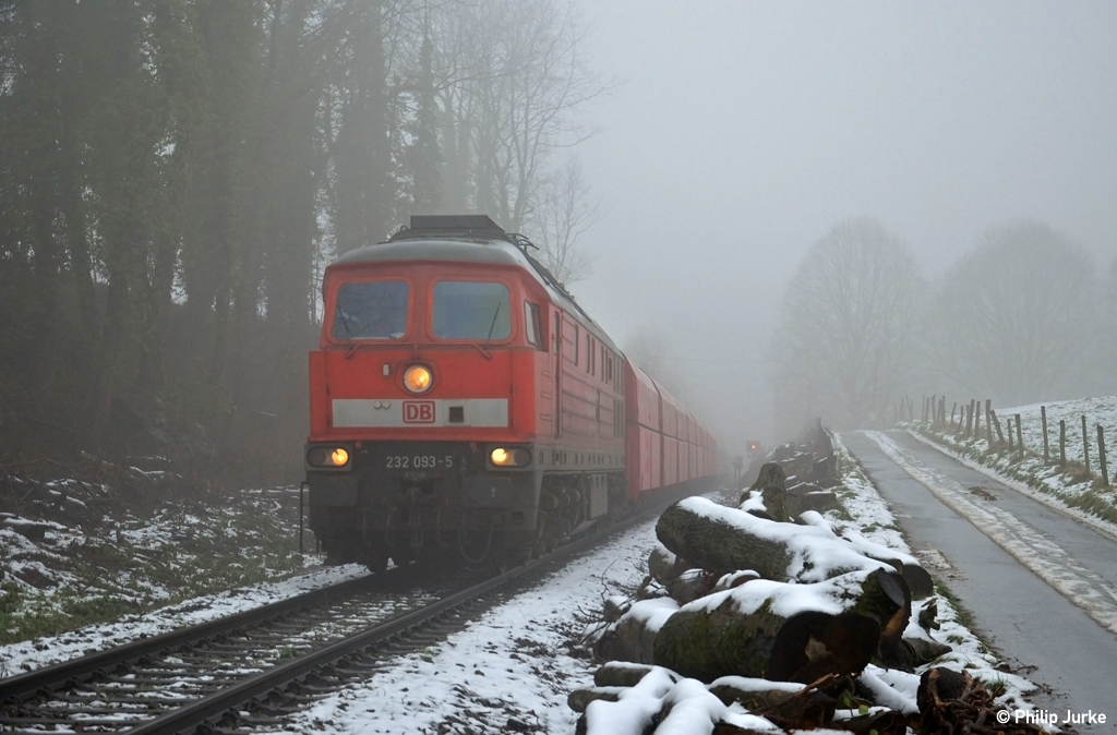 232 093-5 mit dem GM 47750 (Wülfrath-Rohdenhaus - Beverwijk) am 31.12.2014 auf der Angertalbahn bei Heiligenhaus.

