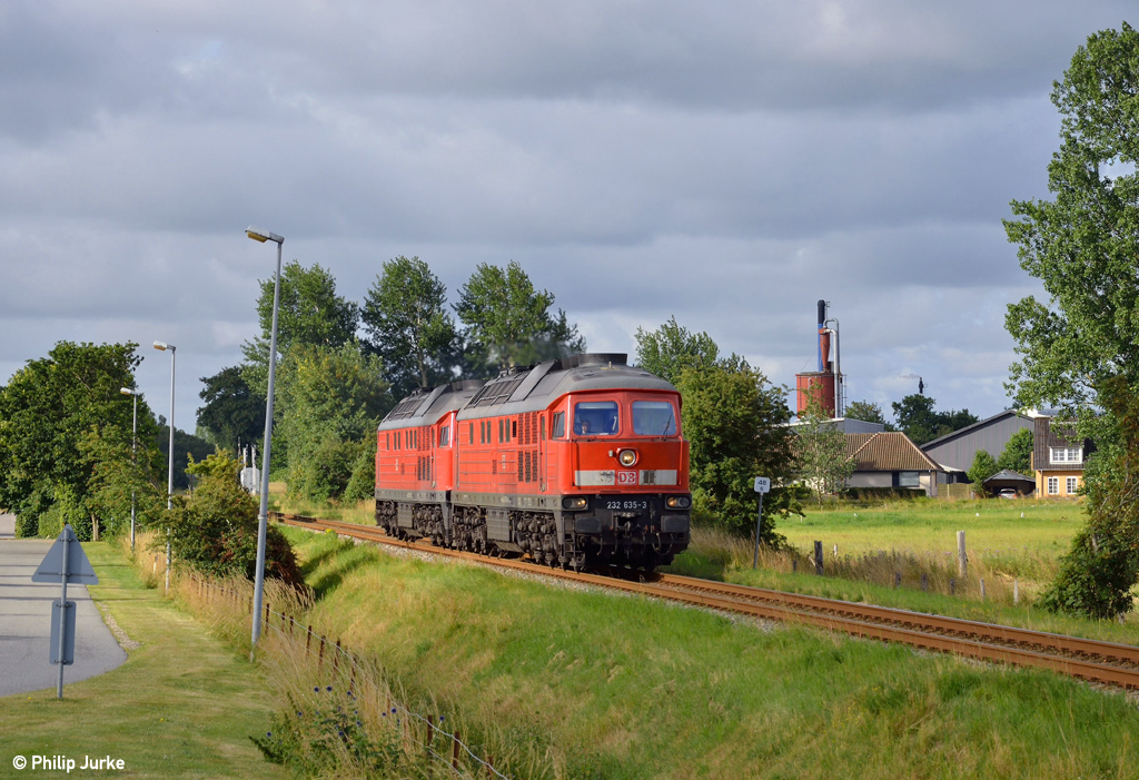 232 635-3 und 233 572-7 als EZ 47402 (Maschen Rbf - Fredericia am 23.07.2015 bei Bredebro.
