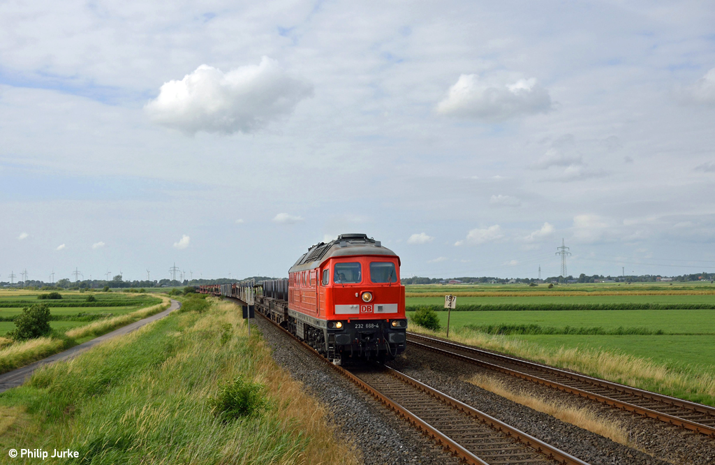 232 668-4 mit dem EZ 47413 (Fredericia - Maschen Rbf) am 22.07.2015 bei Stedesand.
