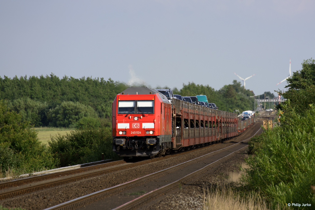 245 024-5 und 628 495-3  Tinnum  mit dem AS-K 1450 (Bredstedt/Niebüll - Westerland(Sylt)) am 07.07.2017 in Klanxbüll am ehemaligen BÜ Dreieckskoog.
