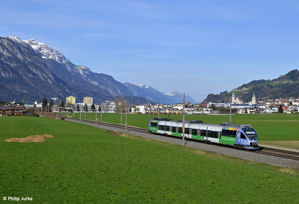 4024 085-5 als S1 (Kufstein - Telfs-Pfaffenhofen) am 10.04.2015 bei Schwaz.

