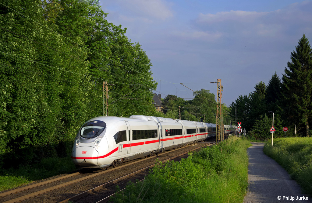 407 016-5 und 407 015-7 als ICE 606 (Köln Hbf - Dortmund Hbf) am 11.06.2014 bei Solingen-Ohligs.
