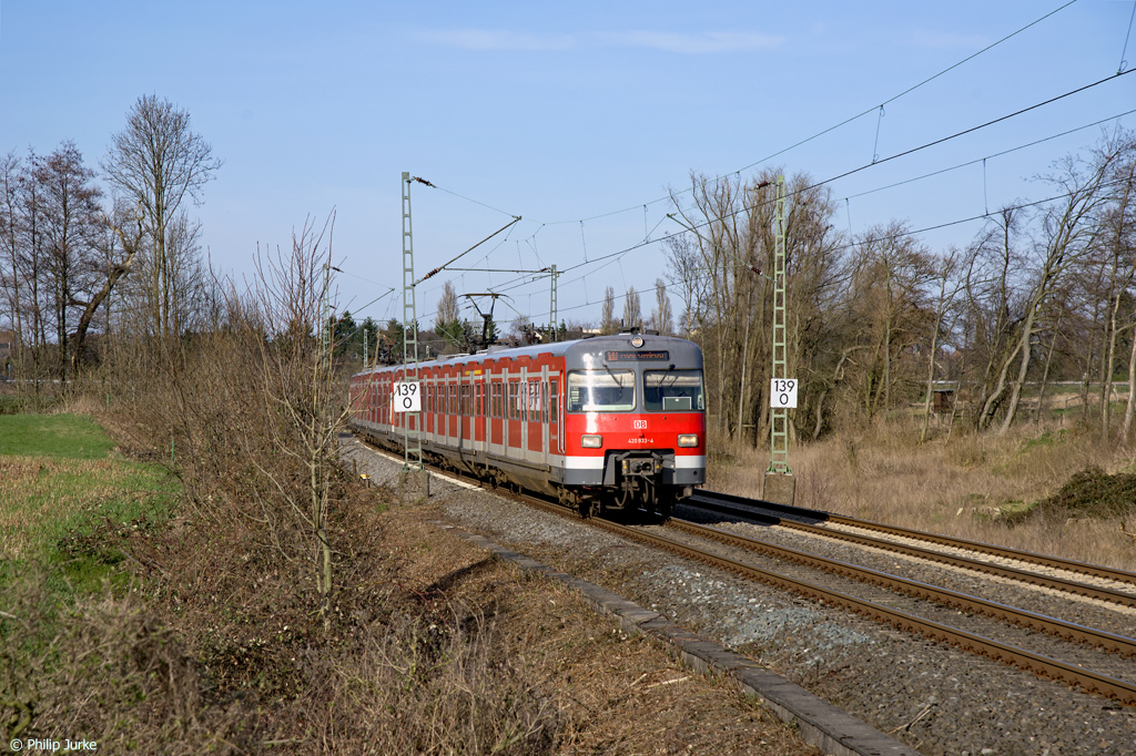 420 433-5 und 420 482-2 als S1 (Dortmund Hbf - Essen-Steele Ost) am 26.03.2017 zwischen Wattenscheid-Höntrop und Essen-Eiberg.
