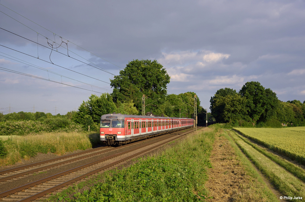 420 451-7 und 420 477-2 als Lt 83048 (Plochingen - Hamm(Westf)Rbf) am 19.06.2016 bei Bornheim.
