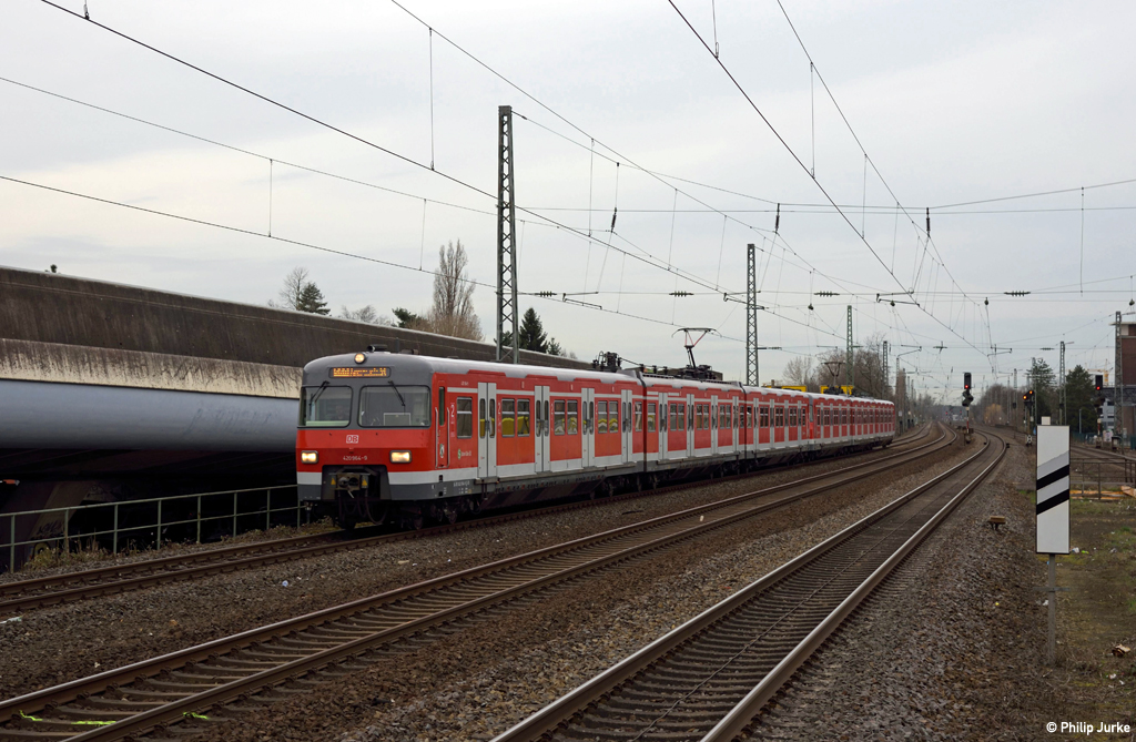 420 464-0 und 420 442-6 als S68 (Wuppertal-Vohwinkel - Langenfeld) am 03.03.2017 bei der Einfahrt in den Bahnhof Düsseldorf-Benrath.
