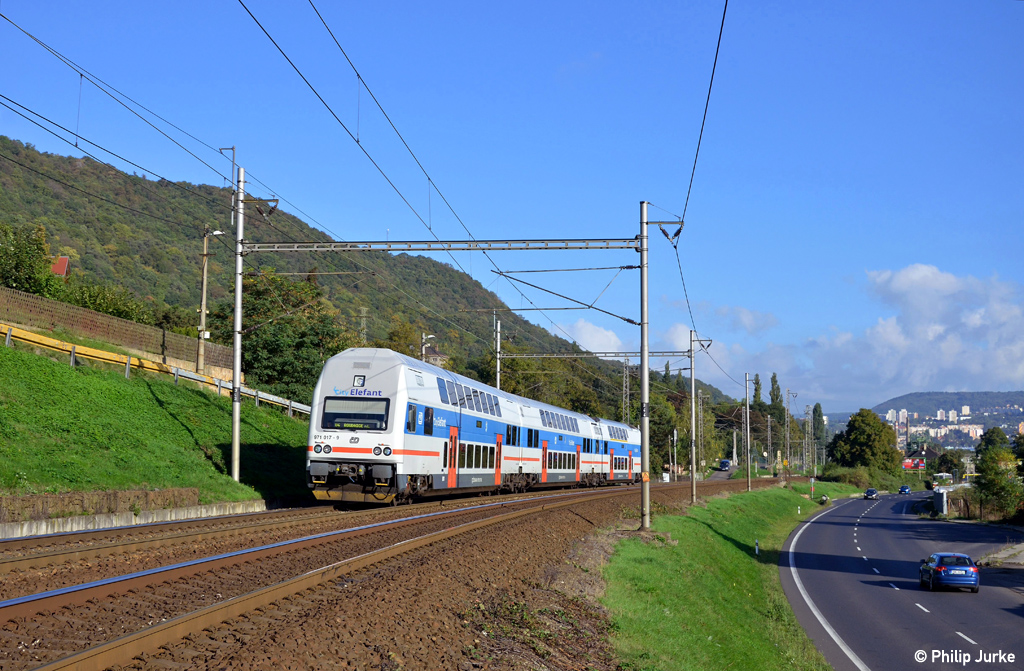 471 017-4 als Os 6947 (Ústí nad Labem hl. n. - Roudnice nad Labem) am 27.09.2015 zwischen Ústí nad Labem hl. n. und Dolní Zálezly.
