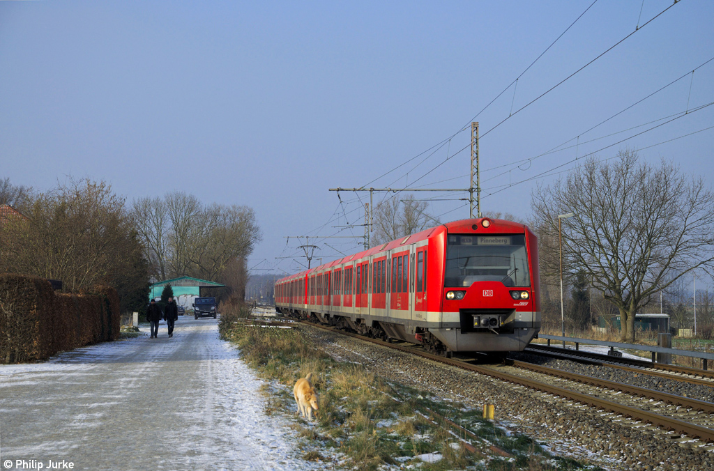 474 136-9 und 474 115-3 als S3 (Stade - Pinneberg) am 26.01.2014 bei Neukloster(Kr. Stade).
