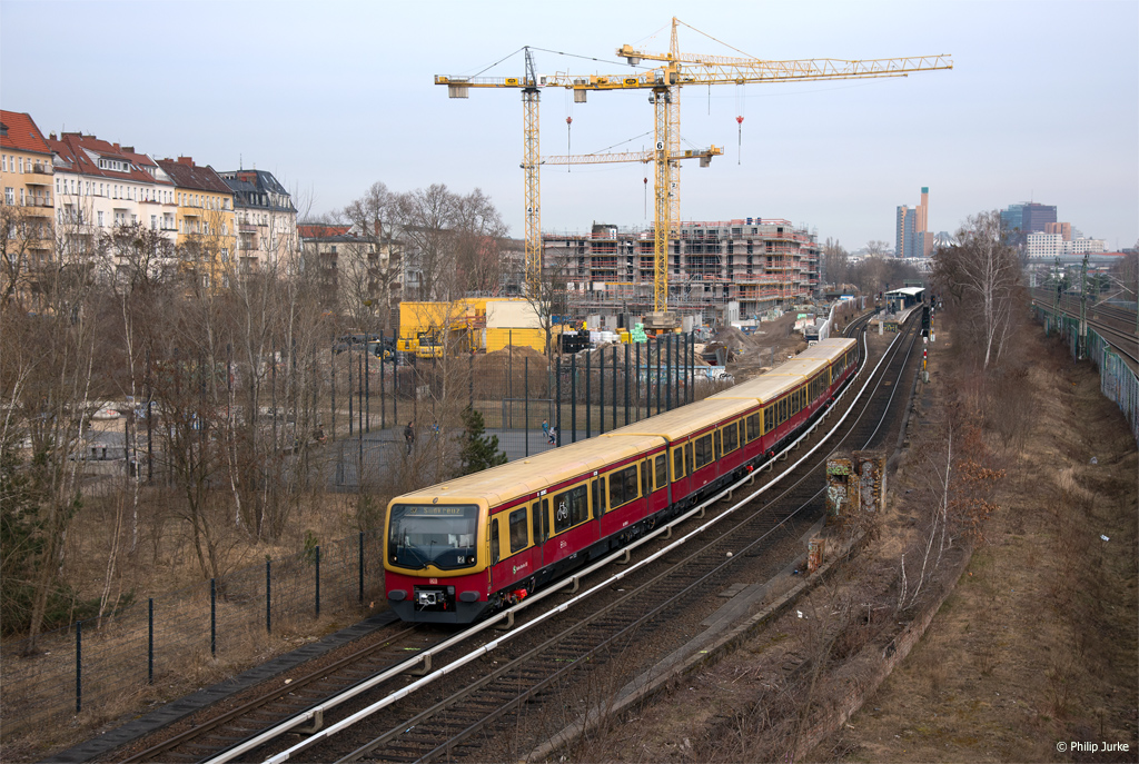 481 333-5 als S2 (Bernau - Südkreuz) am 30.03.2018 kurz nach Verlassen des Haltepunktes Yorckstraße.
