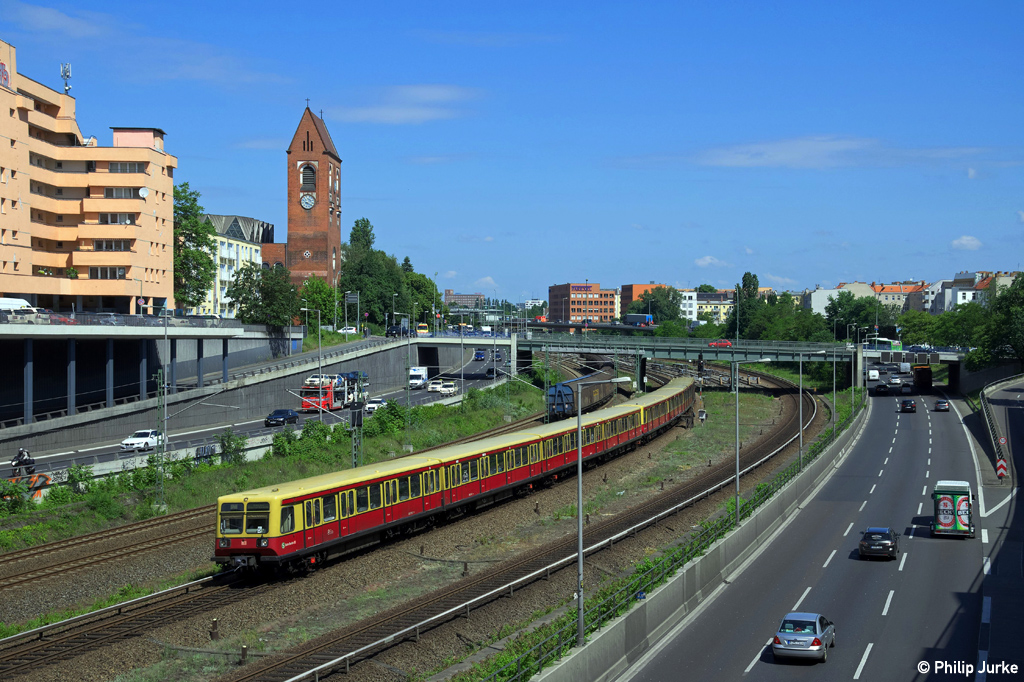 485 031-9, 485 044-2, 485 080-6 und 485 161-4 als S46 (Berlin Westend - Königs-Wusterhausen) am 30.05.2014 am Kaiserdamm in Berlin.

