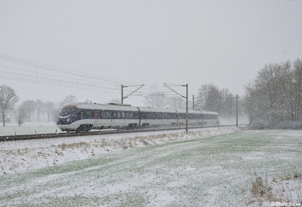 605 006-5 als ICE 380 (Berlin Ostbahnhof - Aarhus) am 24.01.2015 bei Wulfsmoor.
