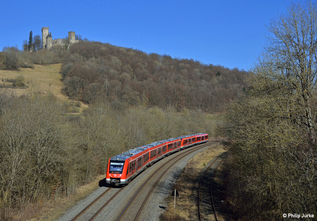 620 002-5 und 622 009-8 als RE 11329 (Köln Messe/Deutz - Trier Hbf) am 15.02.2015 bei Pelm.
