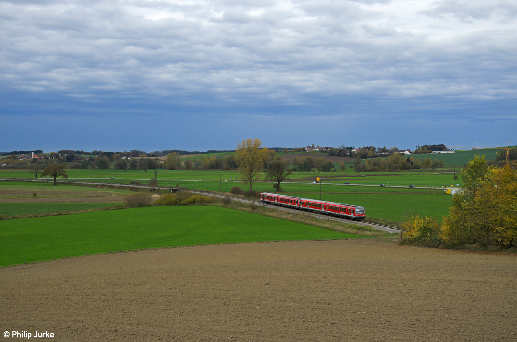 628 423-6  Stadt Straubing  und ein weiterer 628 als RB 27037 am 27.10.2013 bei Rattenkirchen.

