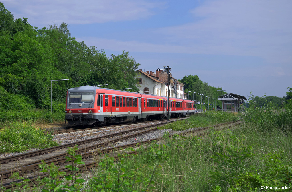 628 457-3 und 928 458-8 als RE 18847 (Mainz Hbf - Wissembourg) am 01.06.2014 bei Winden(Pfalz).

