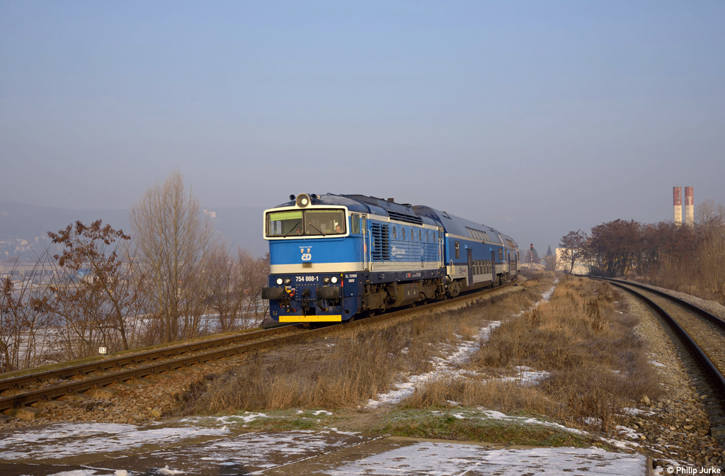 754 008-1 mit dem Os 9057 (Praha-Vršovice - Čerčany) am 22.01.2017 bei der Einfahrt in den Bahnhof Praha-Modřany zastávka.

