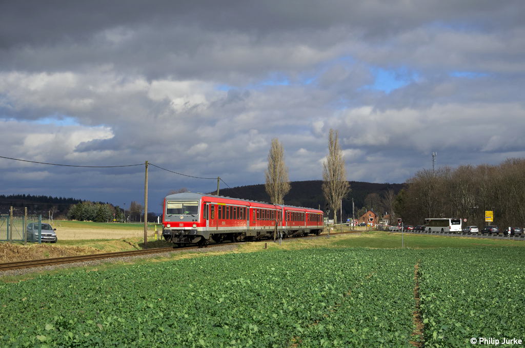 928 501-6 + 628 532-3 als RB 11636 (Euskirchen - Bad Münstereifel) am 03.03.2014 bei Arloff.
