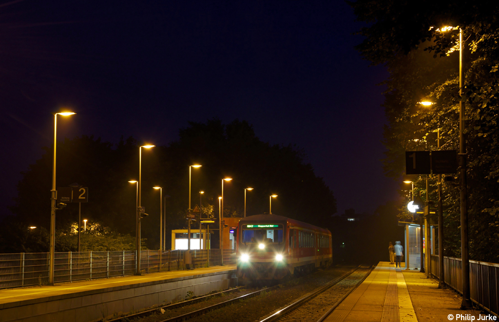 928 509-8 als RB 31732 von Remscheid nach Wuppertal am 25.09.2013 beim Halt in Remscheid-Lttringhausen.
