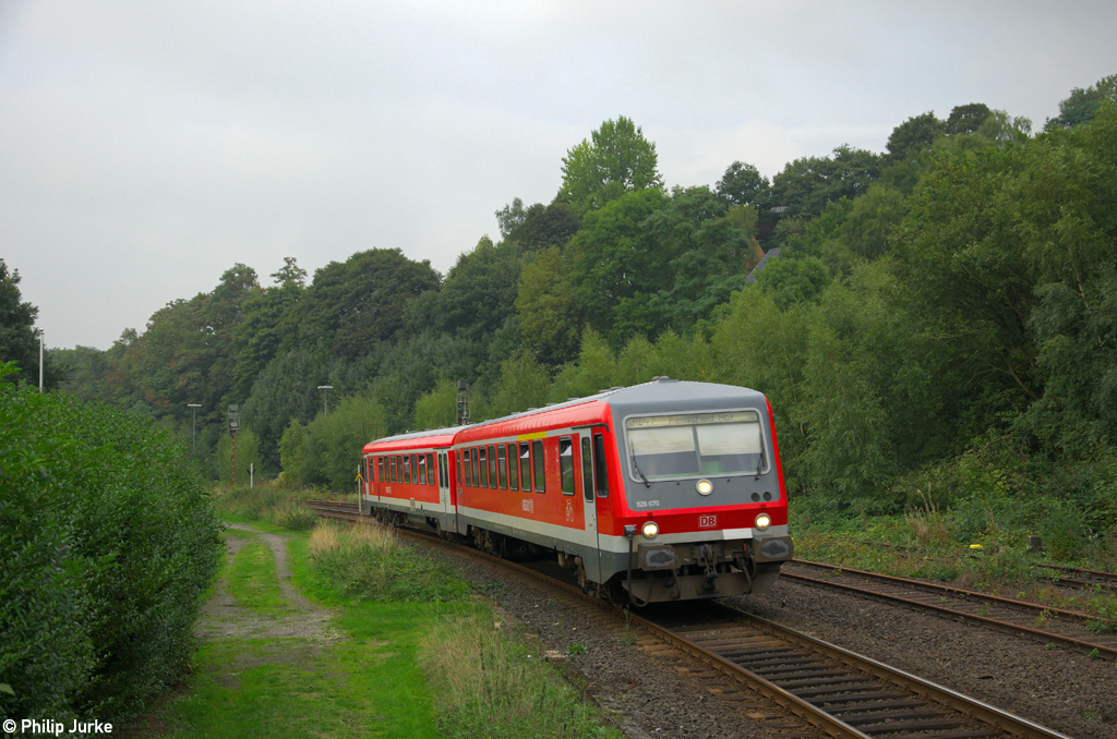 928 670-8 als RB 31713 von Wuppertal nach Remscheid am 25.09.2013 bei Wuppertal-Rauenthal.
