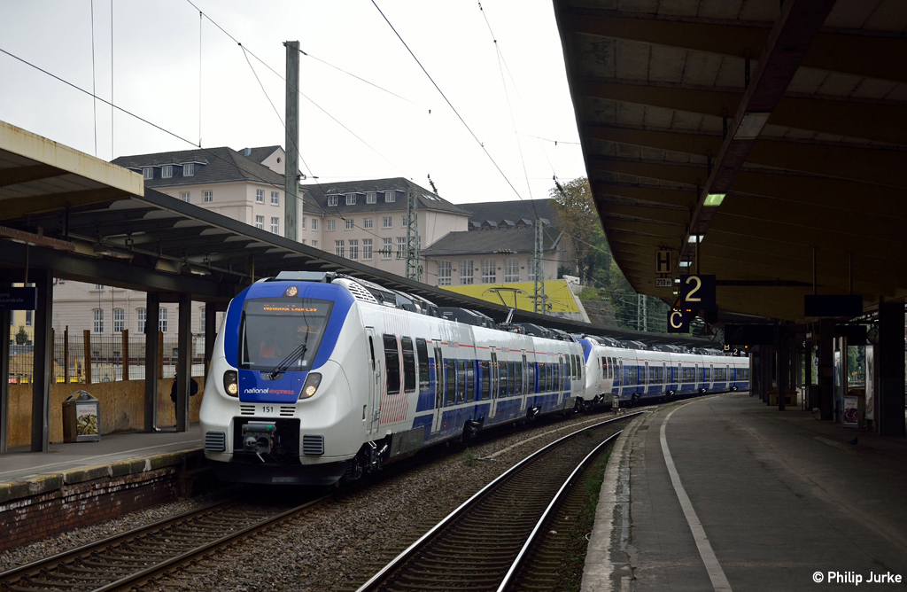 9442 151-8  ET 151  und 9442 355-5  ET 355  als DLr 74202 (Hamm(Westf) - Bonn-Mehlem) am 25.09.2015 bei der Einfahrt in den Wuppertaler Hbf.
