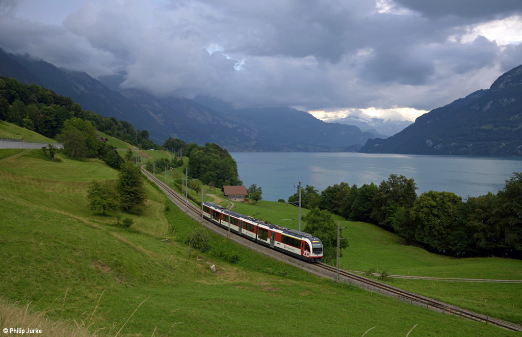 ABeH 161 011-1 als IR 2932 (Luzern - Interlaken Ost) am 24.07.2016 zwischen Oberried und Niederried.
