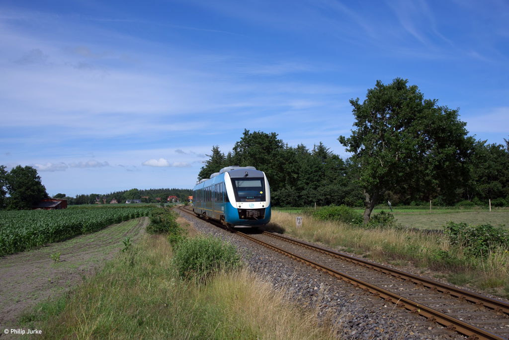 AR2043 als neg 5743 (Tønder - Niebüll) am 05.07.2017 bei Holm.
