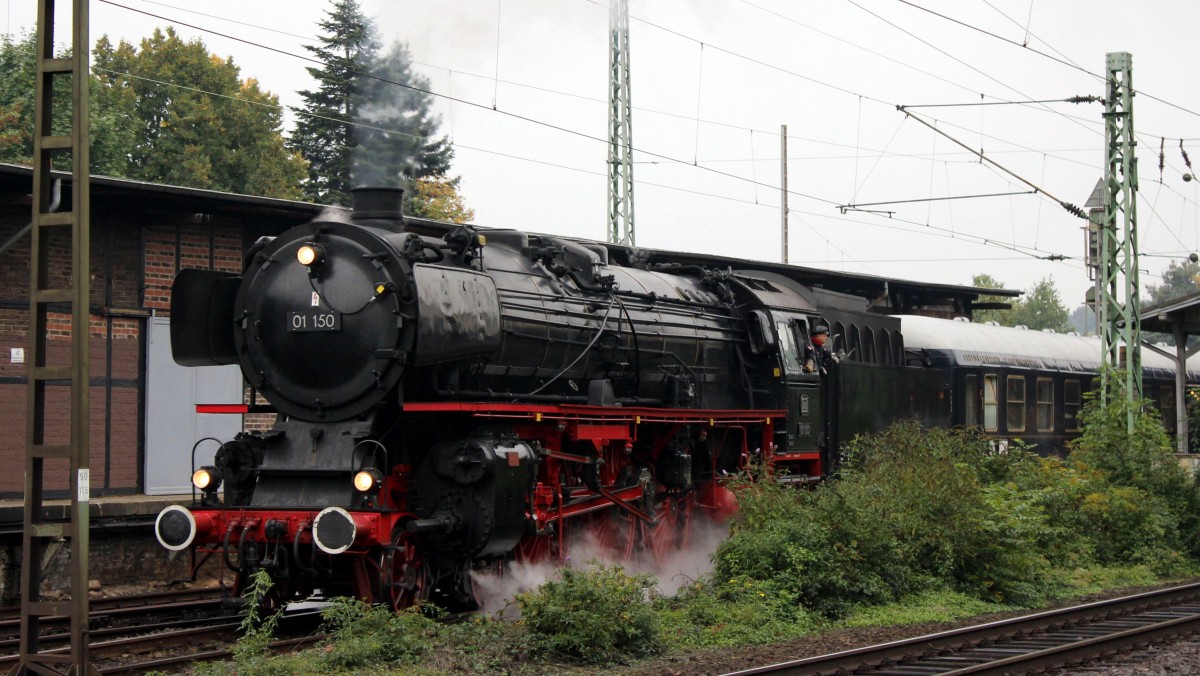 Ausfahrt der SchnellzugDampflokomotive der Baureihe 01