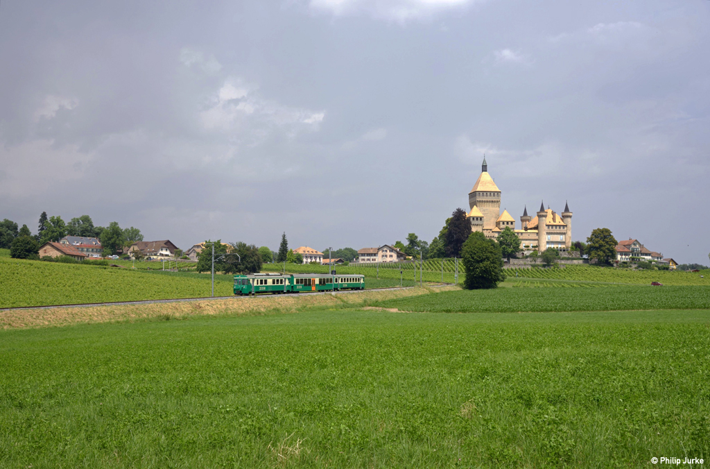 Be 4/4 12 als R 133 (Biére - Morges) am 21.07.2016 bei Vufflens-le-Chateau.
