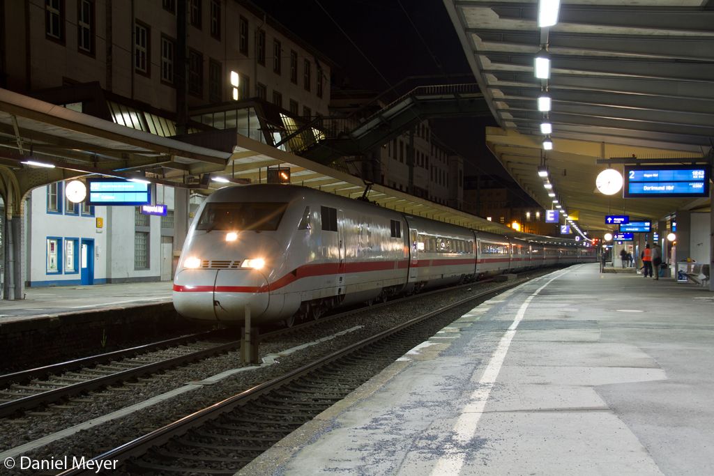 Der 402 001-2 in Wuppertal Hbf am 13.01.2014