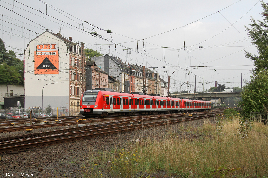 Der 422 016-6 und 422 052-1 in Wuppertal Oberbarmen am 25.09.2013 